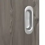 Detailansicht der Oberfläche von HÖRMANN Schiebetür Pure 1 Gebürstete Lärche dunkel Duradecor DesignLine mit Lichtausschnitt Bandseite