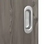 Detailansicht der Oberfläche von HÖRMANN Schiebetür Pure 1 Gebürstete Lärche dunkel Duradecor DesignLine mit Lichtausschnitt mittig