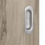 Detailansicht der Oberfläche von HÖRMANN Schiebetür Pure 1 Nordeiche Duradecor DesignLine mit Lichtausschnitt mittig