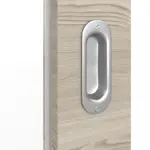 Detailansicht der Oberfläche von HÖRMANN Schiebetür Pure 1 Gebürstete Lärche hell quer Duradecor DesignLine mit Lichtausschnitt Schlossseite