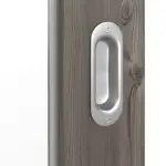 Detailansicht der Oberfläche von HÖRMANN Schiebetür Pure 1 Gebürstete Lärche dunkel Duradecor DesignLine mit Lichtausschnitt Schlossseite