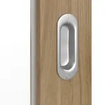 Detailansicht der Oberfläche von HÖRMANN Schiebetür Pure 1 Natureiche Duradecor DesignLine mit Lichtausschnitt Schlossseite