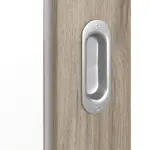 Detailansicht der Oberfläche von HÖRMANN Schiebetür Pure 1 Nordeiche Duradecor DesignLine mit Lichtausschnitt Schlossseite