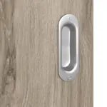 Detailansicht der Oberfläche von HÖRMANN Schiebetür Pure 2 Nordeiche Duradecor DesignLine mit Lichtausschnitt quer mit bündiger Lisene Steel 79-7