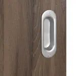 Detailansicht der Oberfläche von HÖRMANN Schiebetür Pure 2 Alpineiche Duradecor DesignLine mit Lichtausschnitt quer mit bündiger Lisene Steel 80-7