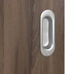 Detailansicht der Oberfläche von HÖRMANN Schiebetür Pure 2 Alpineiche Duradecor DesignLine mit Lichtausschnitt quer mit Lisene Steel 79