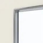 Detailansicht des Lichtausschnitts von GARANT Feuchtraumtür Weißlack 9010 GHK08 mit Lichtausschnitt LA-4 schlossseitig