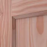 Detailansicht der Fräsung von Doppelflügeltür TE-2 Lärche Massivholz mit Zarge