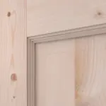 Detailansicht der Fräsung von Doppelflügeltür TE-23 Fichte astig Massivholz mit Zarge