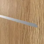 Detailansicht der horizontalen Lisene von CLASSEN Doppelflügeltür Tetyda M4 Grandson Eiche Iridium mit Lichtausschnitt inkl. Zarge