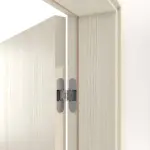 Detailansicht der Bänder von HUGA Innentür-Set Lärche lasiert Basic Durat stumpfeinschlagend mit Zarge und Drücker