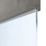 Detailansicht des Lichtausschnitts von HÖRMANN Schiebetür Pure 2 Gebürstete Lärche dunkel quer Duradecor DesignLine mit Lichtausschnitt quer mit Lisene Steel 79