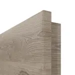 Detailansicht der runden Kante von HÖRMANN Doppelflügeltür Nordeiche quer Duradecor ProLine mit Lichtausschnitt LA 27 mit Zarge