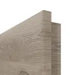 Detailansicht der runden Kante von HÖRMANN Doppelflügeltür Nordeiche quer Duradecor ProLine mit Lichtausschnitt LA 6 Raute mit Zarge