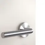 Abbildung Oberfläche mit silberfarbenen Türdrücker