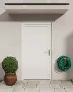 Stilwelt mit Hausfassade von Kunststoff Nebeneingangstür Comfort F001 in RAL 9016