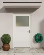 Stilwelt mit Hausfassade von Kunststoff Nebeneingangstür Comfort F002 in RAL 9016