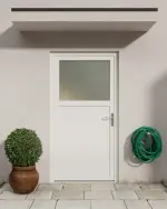 Stilwelt mit Hausfassade von Kunststoff Nebeneingangstür Optima F002 in RAL 9016