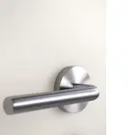 Abbildung Oberfläche mit silberfarbenen Türdrücker