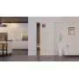 Front-Milieuansicht der vor der Wand laufenden CLASSEN Schiebetür Modena 4 LA 1/4 Esche Weiß 3D Look mit Lichausschnitt