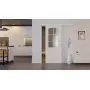 Front-Mileuansicht der vor der Wand laufenden CLASSEN Schiebetür Classic 2/3 RAL 9003 Weißlack mit Lichtausschnitt PL-Norm