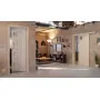 Main-Milieuansicht der vor der Wand laufenden CLASSEN Schiebetür Modena 4 LA 1/4 Eiche Sonoma 3D Look mit Lichausschnitt