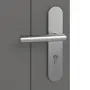 Detailansicht der Oberfläche von HÖRMANN Wohnungseingangstür Groove 16 Staubgrau RAL 7037 Lack DesignLine