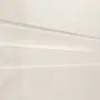 Detailansicht der horizontalen Fräsung von CLASSEN Wohnungseingangstür Bord Venom M6 Esche Weiß 3D Look 