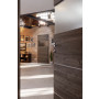 CloseUp-Milieuansicht von HÖRMANN Innentür Pure 2 Gebürstete Lärche dunkel quer Duradecor DesignLine mit Lichtausschnitt quer mit Lisene Steel 80