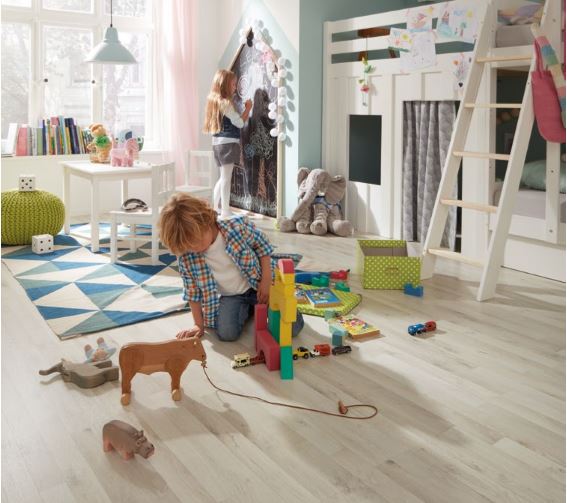 Zdjęcie aranżacyjne podłogi z tłumieniem dźwięków kroków