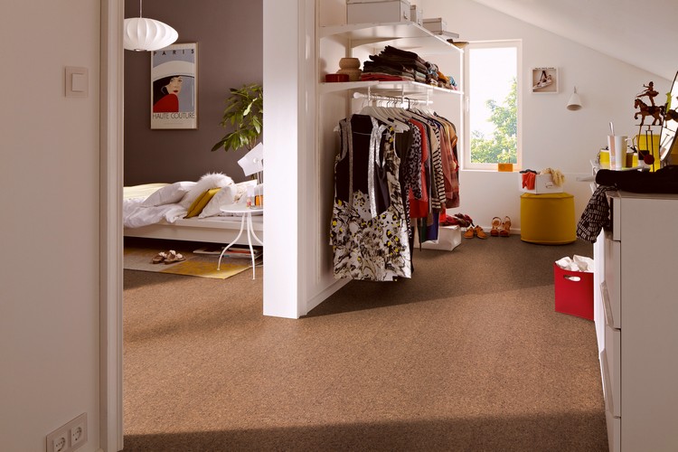 Brązowa podłoga korkowa