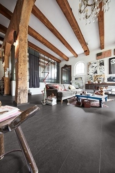 Ciemna podłoga winylowa