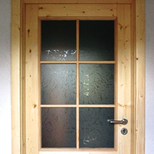 Kundenfoto einer Massivholztür in Fichte astig lackiert