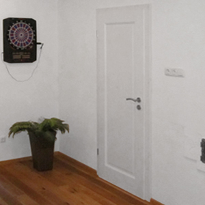 Kundenfoto einer weißen Landhaustür aus Massivholz