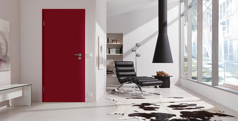 Salon z lakierowanymi, czerwonymi drzwiami wewnętrznymi w kolorze RAL 3003 od Westag & Getalit