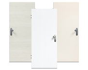 Gładkie, białe drzwi wejściowe do mieszkania