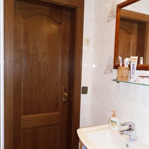 Kundenfoto einer eingebauten TE-33 Massivholztür in Eiche Ton 2