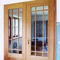 Kundenfoto einer eingebauten eleganten Massivholztür in Eiche geölt