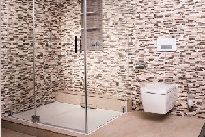 prysznic z płytkami