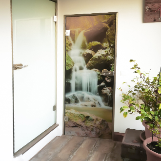 Kundenfoto einer eingebauten glatten weißen Tür in RAL 9016