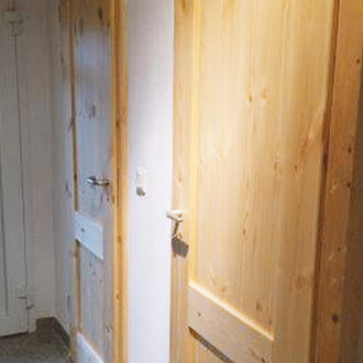 Kundenfoto einer Massivholztür mit geölter Holzoberfläche