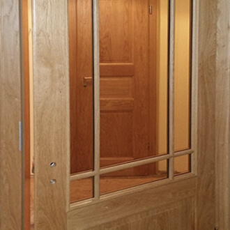 Kundenfoto einer eingebauten eleganten Massivholztür in Eiche mit lackierter Oberfläche