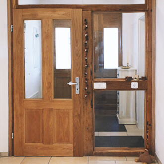 Kundenfoto einer eingebauten eleganten Massivholztür TE-41 in Eiche gebürstet lackiert