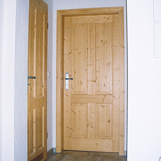 Kundenfoto einer Massivholz-Kiefertür mit Lichtausschnitt