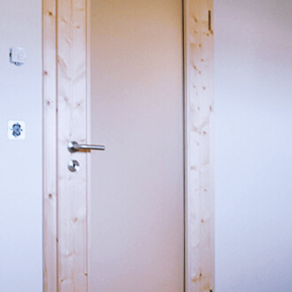 Kundenfoto einer Massivholztür mit astiger Maserung