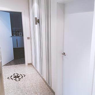 Kundenfoto einer eingebauten glatten weißen Tür in RAL 9016