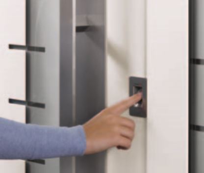 otwieranie drzwi za pomocą odcisku palca