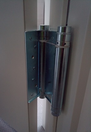 Zawias do drzwi wahadłowych