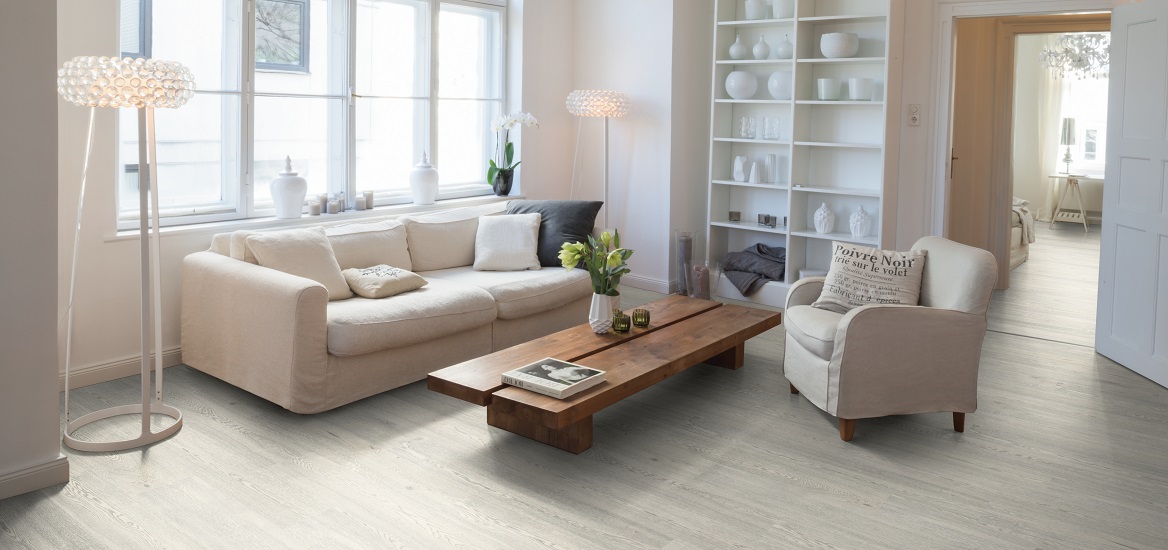 jasny laminat w salonie