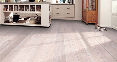 Parkiet w kuchni, zdjęcie w aranżacji